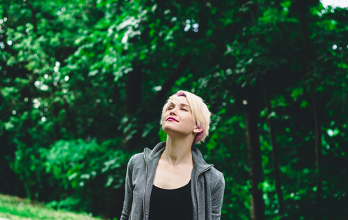 Mujer con los ojos cerrados al aire libre