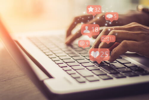 Mujer consultando redes sociales