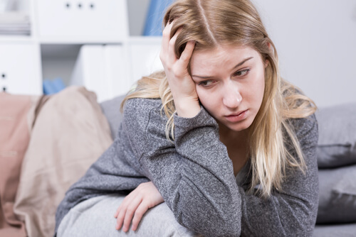 Mujer triste pensando en la maternidad