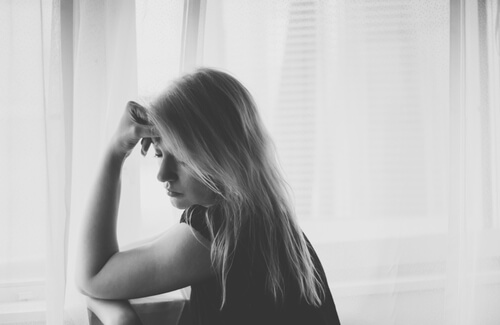 femme triste pensive