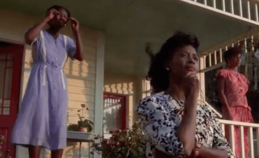 Mujeres en la puerta de casa