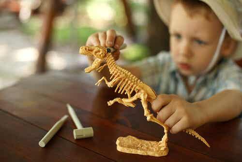 Niño jugando con un dinosaurio