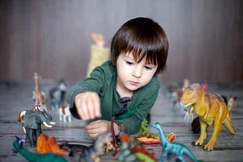 Niño jugando con dinosaurios simbolizando cómo se detectan las altas capacidades intelectuales 