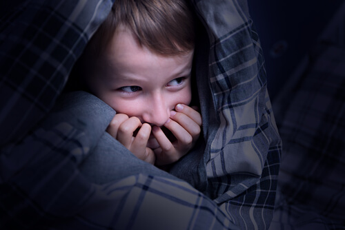 Niño con miedo en la cama