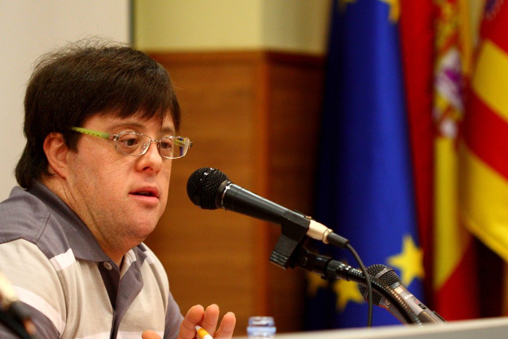 Pablo Pineda impartiendo conferencia