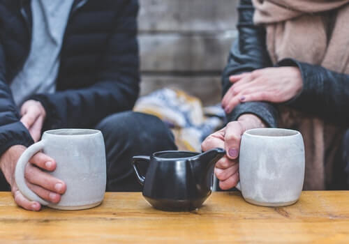 Pareja hablando mientras toman café