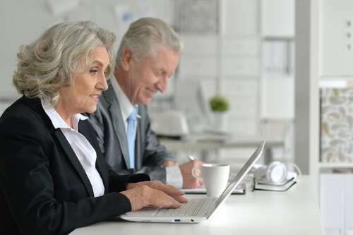 Personas mayores trabajando