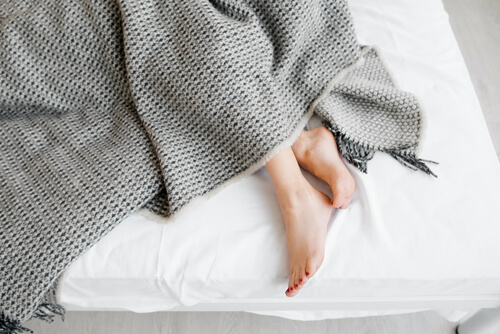 Piernas de una chica en la cama
