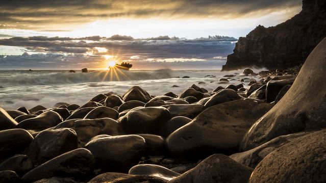 playa al amanecer para representar a las personas lastimadas