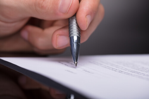 Psicólogo firmando informe