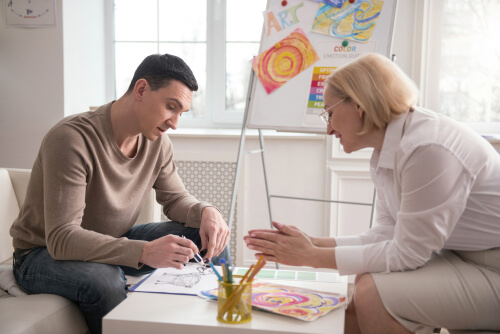 Terapeuta con un paciente con psicosis