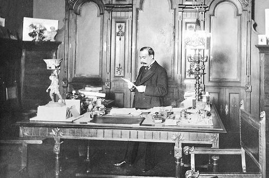 Torcuato Luca de Tena en su despacho