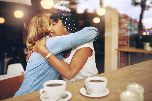 Amigas dándose un abrazo