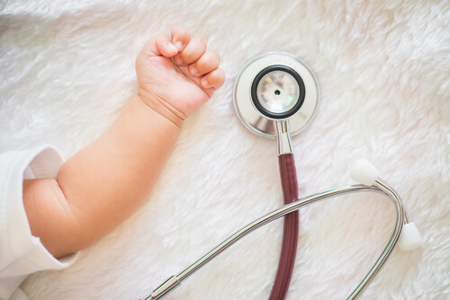 Bebé con fonendoscopio