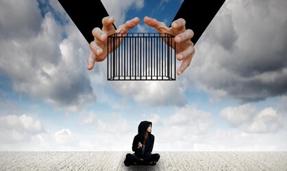 Cuando la pareja nos separa de amigos y familiares