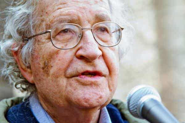 La posverdad y las fake news, según Noam Chomsky