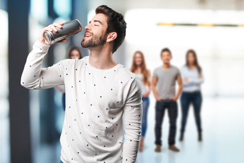 Hombre con una bebida energética