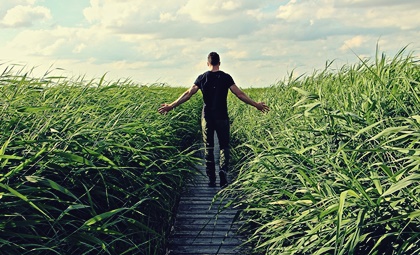 chico entre campo de maíz representando la ley del mínimo esfuerzo