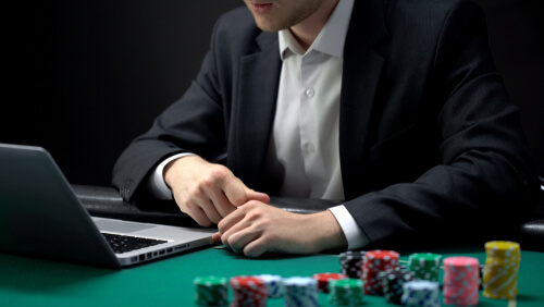 Hombre jugando al póker