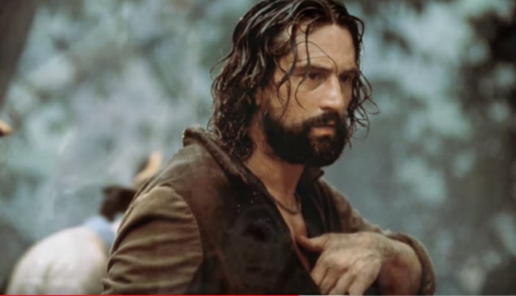 Hombre con la mano en el pecho