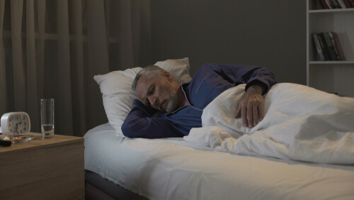 Hombre mayor dormido