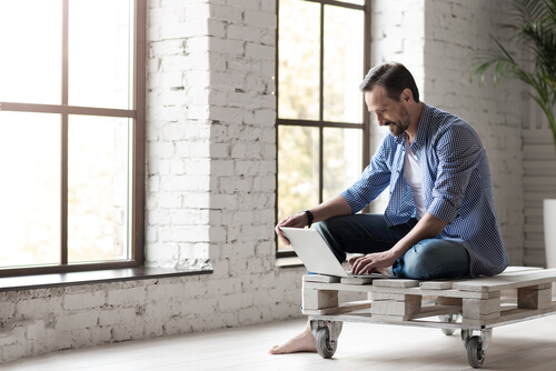 Hombre con un ordenador en casa