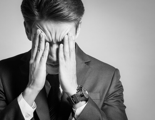 Hombre preocupado por el dinero