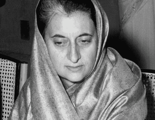 Indira Gandhi mirando hacia abajo