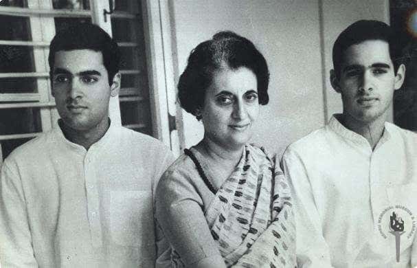 Indira Gandhi con hijos