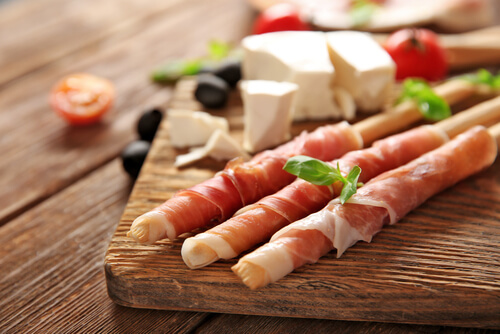 Jamón con queso en la cocina