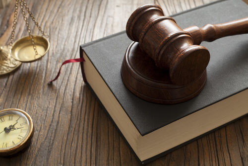 Libro de leyes con martillo de juez