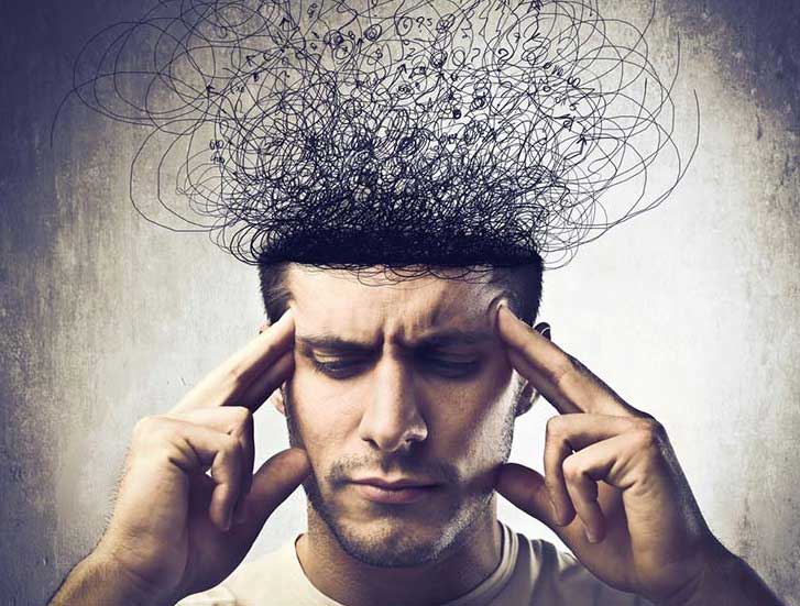 Hombre representando a personas con un punto de vista limitado