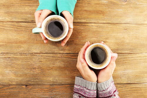 Manos con café