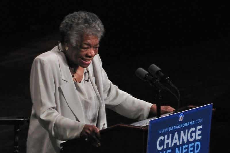 Maya Angelou en una conferencia