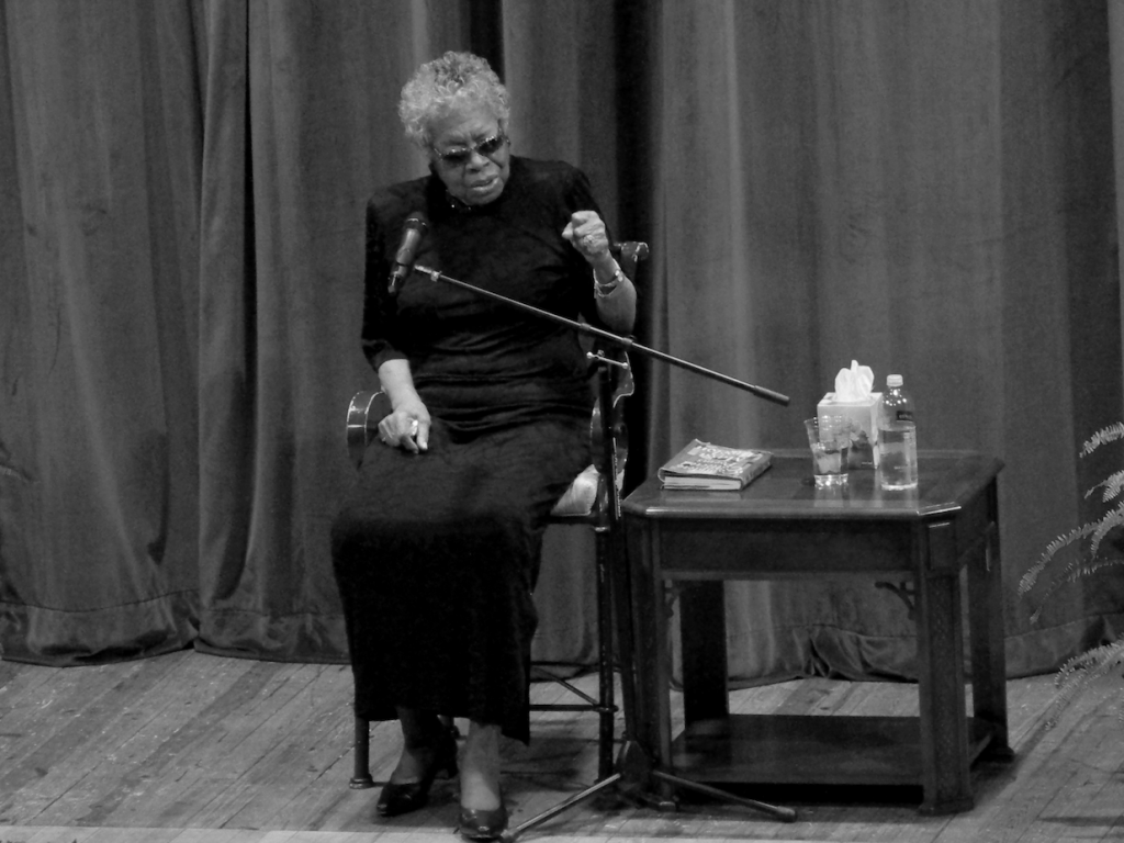 Maya Angelou recitando