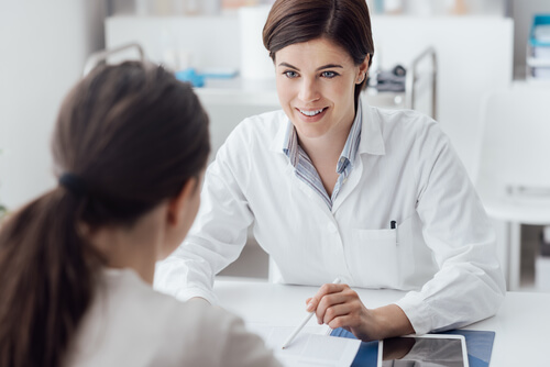 Médico con paciente explicándole cómo influye el estado de ánimo en la salud