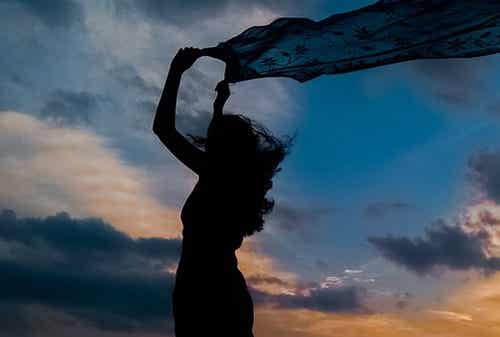 Mujer con pañuelo al viento para representar cómo cómo superar tu ansiedad y estrés
