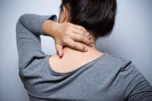 Mujer con dolor en el cuello para representar cómo la depresión duele físicamente