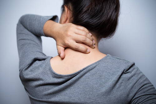 Mujer con dolor en el cuello