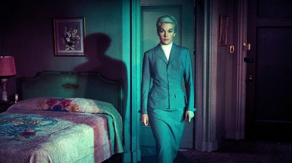 Mujer entrando en una habitación