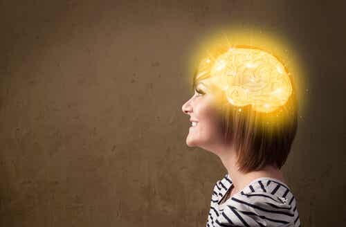 Mujer feliz con el cerebro iluminado