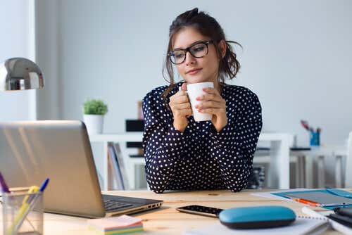 Mujer con gafas trabajando con el ordenador