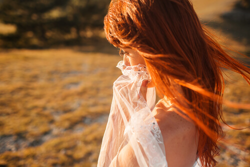 Mujer pensando en la parálisis por análisis