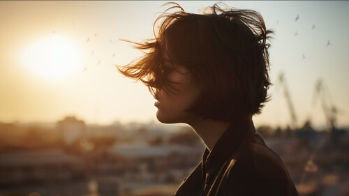 Mujer mirando el horizonte