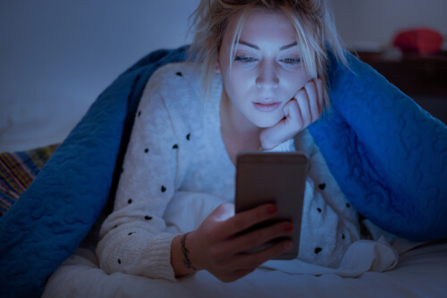 Mujer mirando el móvil