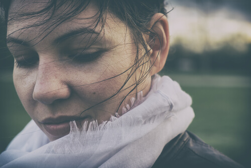 Mujer con los ojos cerrados pensando en la felicidad de los demás