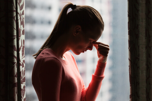 Femme inquiète pensant à ses problèmes