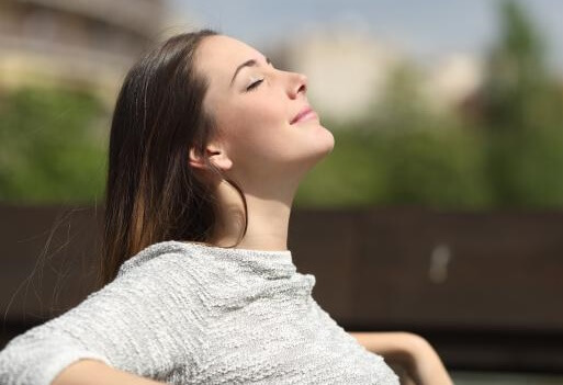 chica representando que respirar mejor potencia tu concentración