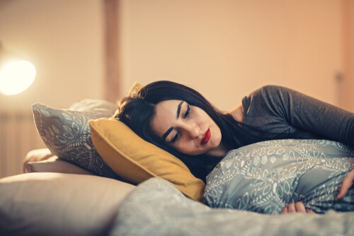 Mujer sufriendo por dependencia emocional