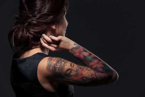Mujer con tatuaje en el brazo